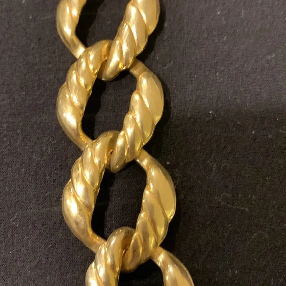 Gold tone chunky necklace - Picture 2 of 4